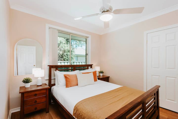 Siéntete cómodo y acogedor en el quinto dormitorio con una cómoda cama tamaño queen con una decoración encantadora como el espejo arqueado y la alfombra de cuerda estampada.