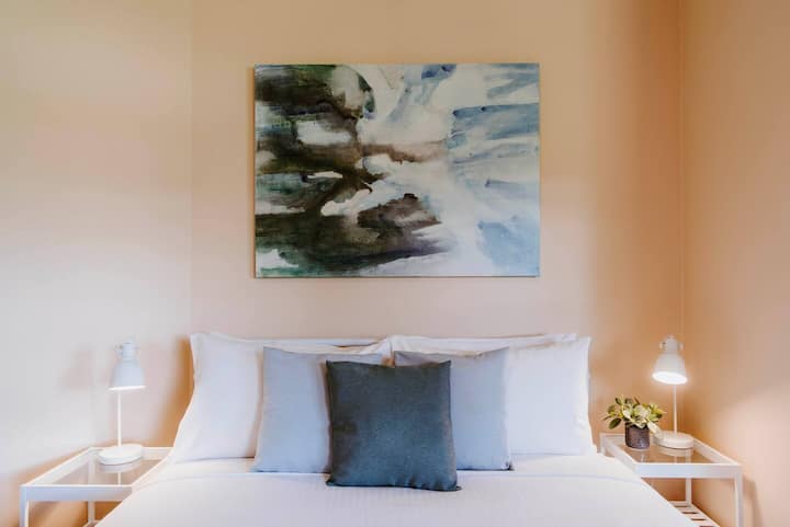 El dormitorio tres tiene una cómoda cama tamaño queen, sereno arte de tonos oceánicos e iluminación ambiental, ideal para inducir un estado de ánimo tranquilo.