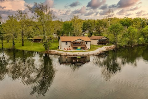 Views! Lakefront Hot Tub, Kayaks, Firepit, & Pool!