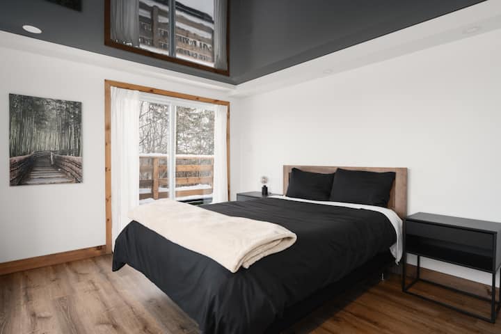 Eerste slaapkamer op de bovenverdieping, kingsize bed.

