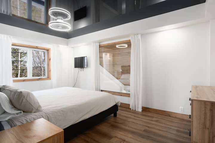 Bovenslaapkamer met queensize bed.