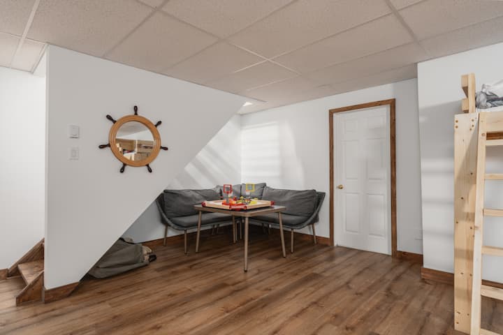 Een kleine speelruimte in de slaapkamer in de kelder.