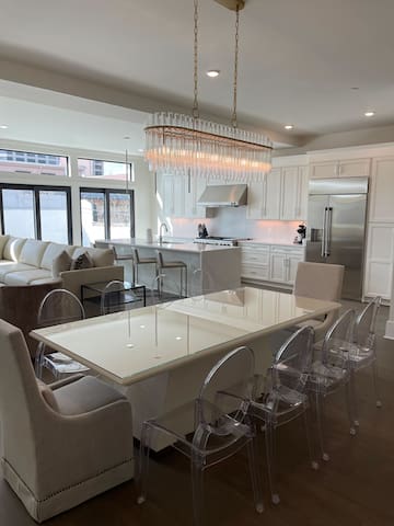 Luxury Penthouse, Walk to French Quarter/Superdome