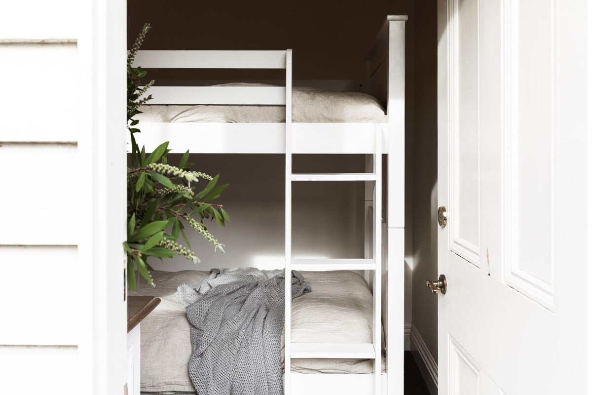 Спалня с двуетажно легло – достъпна от задния вътрешен двор