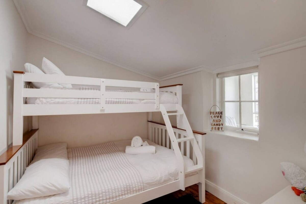 Втора спалня (двойно и единично легло)