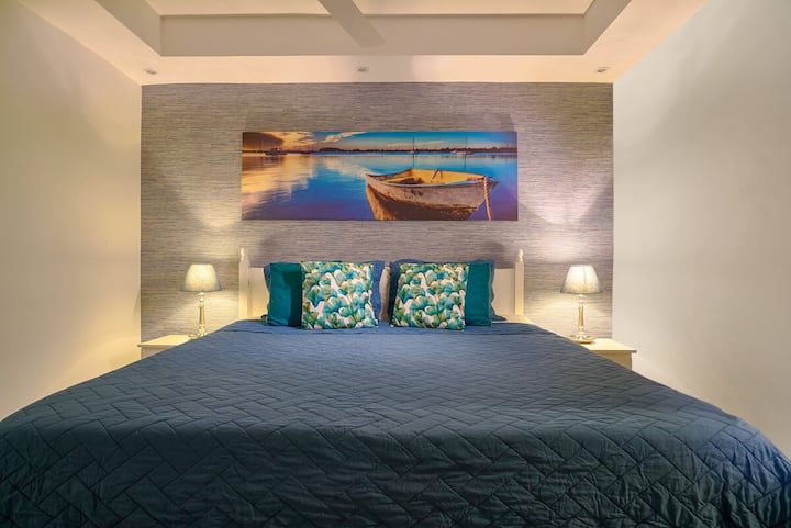 Ამ მყუდრო ოთახში არის კომფორტული საწოლი დიდი ზომის, კონდიციონერი გრილი და მშვიდი ძილისთვის, ფართო კარადა თქვენი ნივთებისთვის, სმარტ-ტელევიზორი გართობისთვის და დამატებითი სააბაზანო დამატებითი კომფორტისთვის და განმარტოებისთვის.