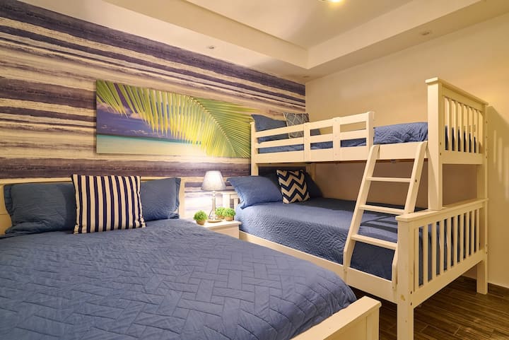 Ოთახში უამრავი საწოლია, რაც იდეალურია დიდი ოჯახისთვის ან მეგობრების ჯგუფისთვის. Საკმარისი საძილე სივრცით ყველას შეუძლია ერთად მშვიდი და კომფორტული დასვენება.