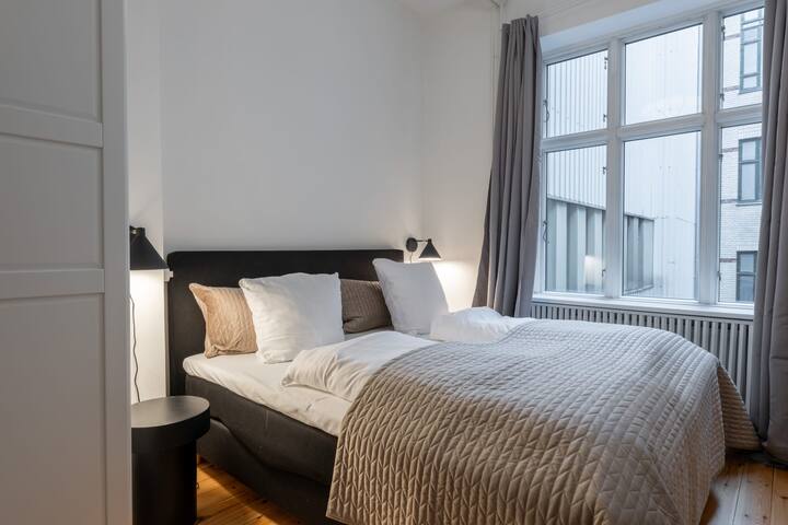 Exclusive XL 5BR Apt in the Heart of the City gallery image 2