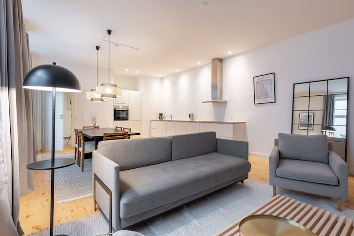 Exclusive XL 5BR Apt in the Heart of the City