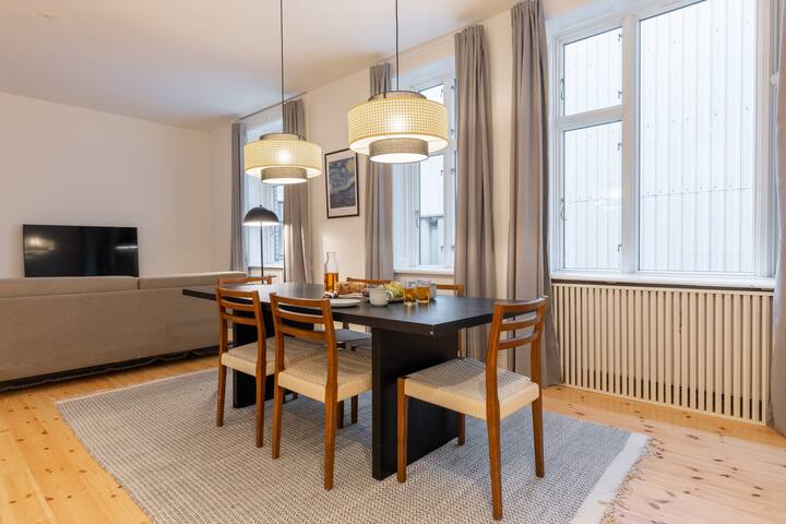 Exclusive XL 5BR Apt in the Heart of the City gallery image 3