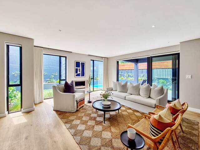 Exquisite Family Retreat: Luxury Villa with Pool gallery image 2