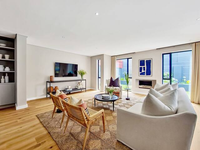 Exquisite Family Retreat: Luxury Villa with Pool gallery image 5