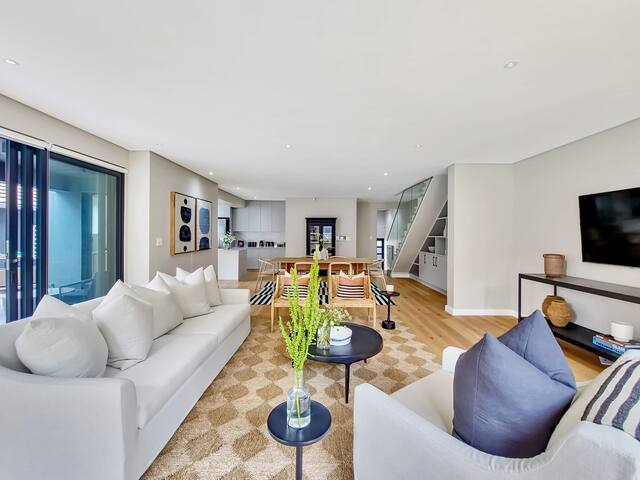 Exquisite Family Retreat: Luxury Villa with Pool gallery image 3