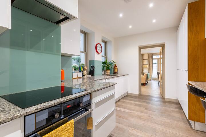 Elegant 2BD Flat, 5 Mins to Kensington Gardens gallery image 2