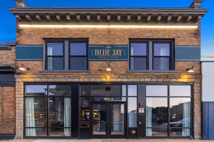Downtown 5BR with private patio