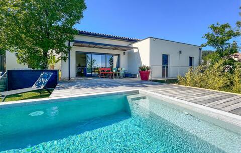 Lovely home in Mercuer with outdoor swimming pool