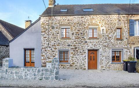 Nice home in Quettehou with kitchen