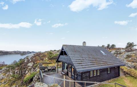 4 bedroom gorgeous home in Fitjar