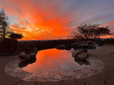 Stunning Mountaintop Resort - Infinity Pool