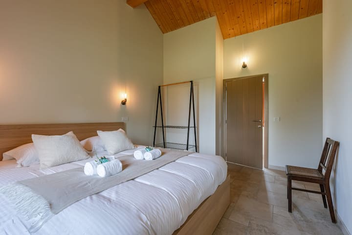 Втора стая с двойно легло queen size — топли одеяла, спокойни сутрини, нежна светлина 
