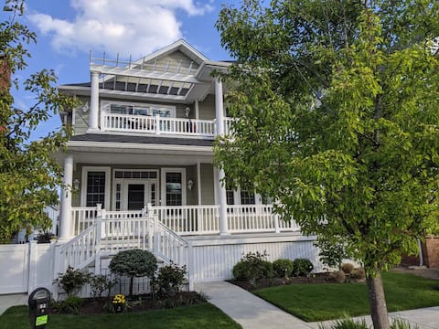 8 BR /4 Baths -Whole Bldg - 2 Units/ Walk to Fun