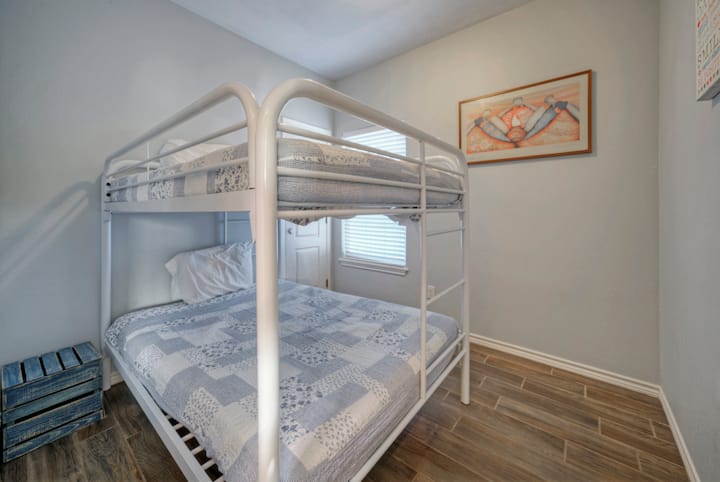 Chumba cha kulala 3 kina kitanda kamili cha ghorofa.