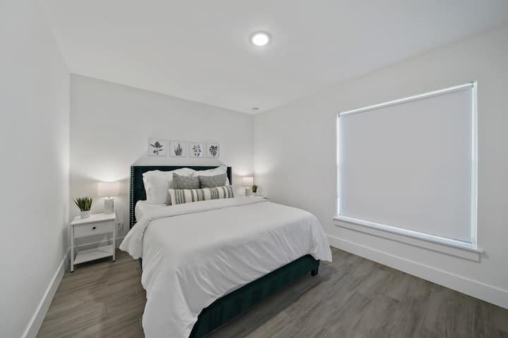 Gostinjska spavaća soba s udobnim bračnim krevetom i visokokvalitetnom posteljinom, savršena za opuštanje nakon dana pustolovina. 