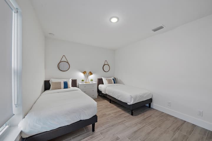 Dhomë gjumi për vizitorët me 2 krevate dopio dhe çarçafë krevati me cilësi të lartë për një qëndrim të rehatshëm dhe çlodhës. ️