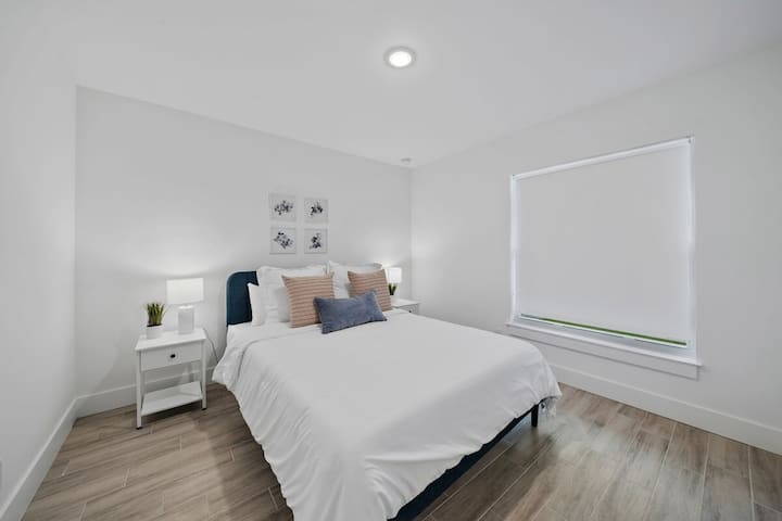 Dhomë gjumi për vizitorët me krevat dopio "queen" të rehatshëm dhe çarçafë krevati me cilësi të lartë, duke siguruar një gjumë të qetë gjatë natës. ️