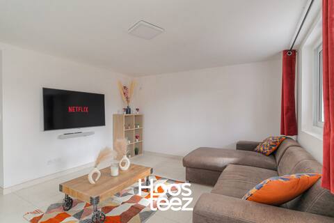 Spacious and Quiet with free parking