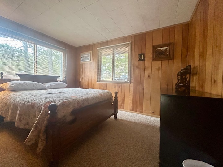 Segundo dormitorio con una cama queen