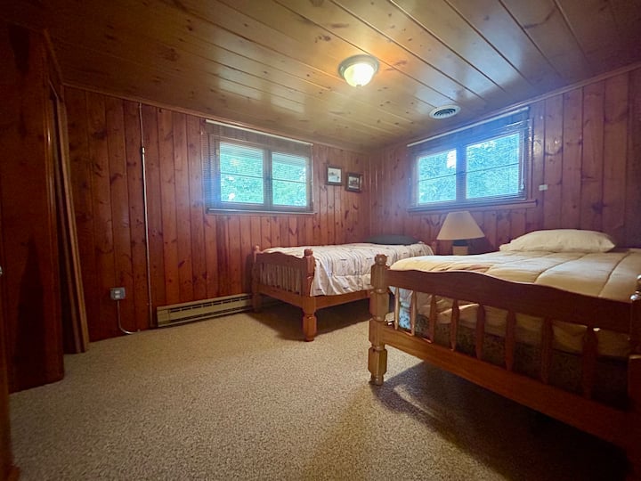 Cuarto dormitorio con dos camas individuales