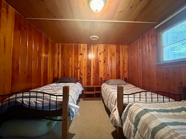 Dormitorio con 3 camas individuales.