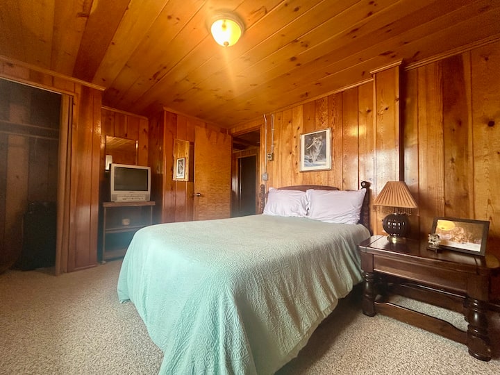 Tercer dormitorio con cama completa y hermosas vistas al lago