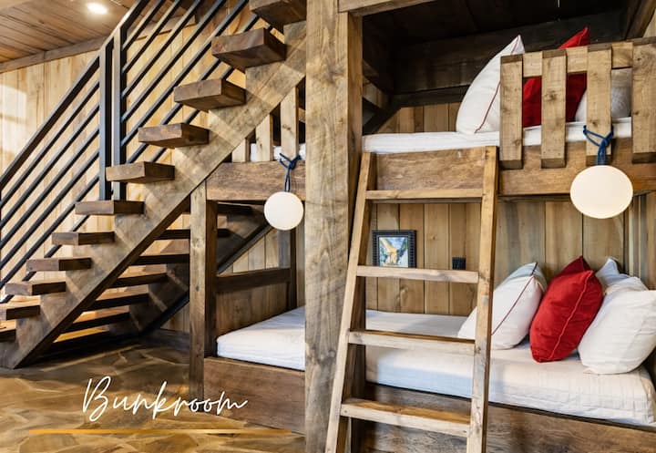 Una zona de literas en loft con una decoración encantadora, que crea un espacio acogedor y atractivo para que los huéspedes más jóvenes disfruten. (Nivel inferior)