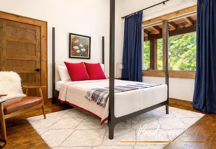 Un dormitorio queen con decoración atemporal, sábanas lujosas y una impresionante luz de montaña que fluye. (Nivel principal)