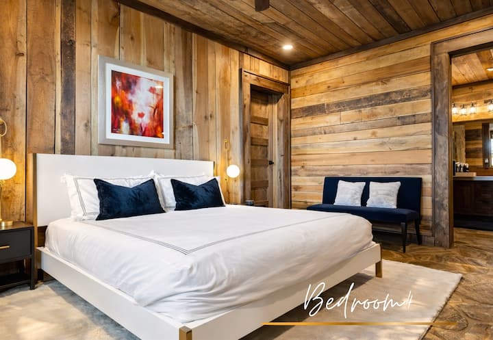 Un acogedor dormitorio tamaño king con detalles coloridos y un ambiente de cabaña, que ofrece el lugar perfecto para relajarse y descansar. (Nivel inferior)