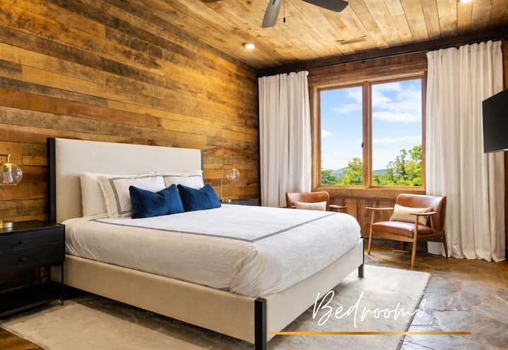 Acogedora habitación con cama tamaño king con almohadas de felpa y vistas a la montaña que te saludan a través de cada ventana. (Nivel inferior)
