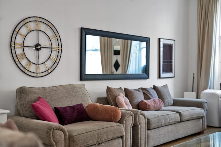 Family 3-Bedroom Apartment in Belgravia