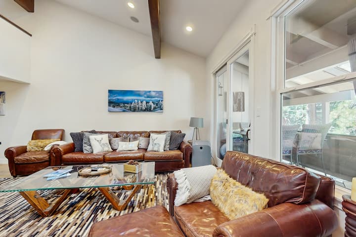3br Townhouse W/ Pool Access, Balcony, & Fireplace - Incline Village