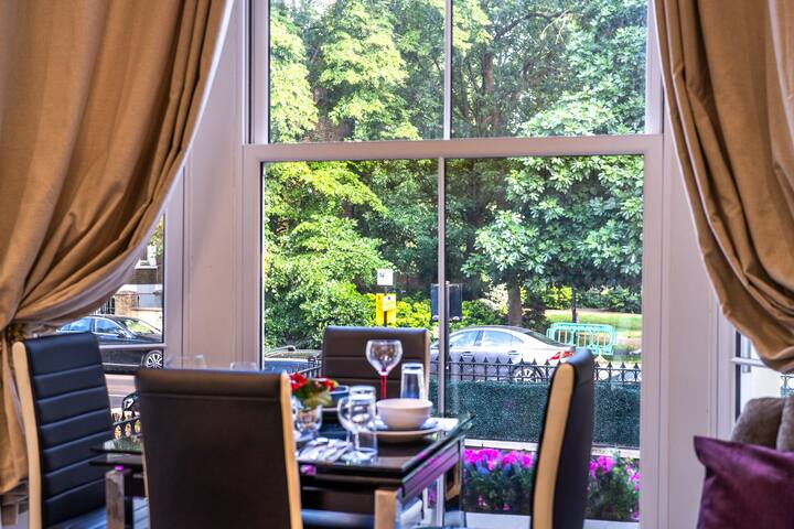 Modern 3-Bed Apartment in Greater London gallery image 4