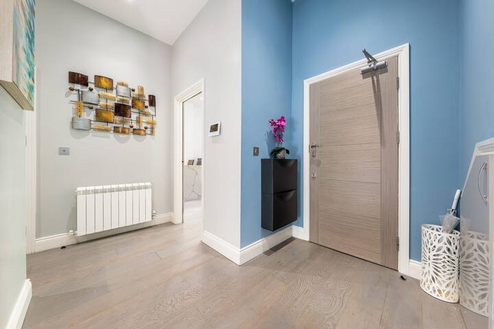 Modern 3-Bed Apartment in Greater London gallery image 5