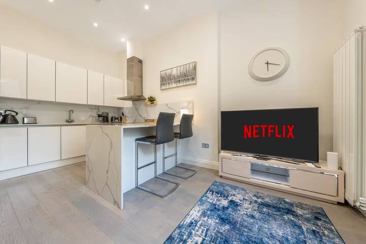 Modern 3-Bed Apartment in Greater London gallery image 3