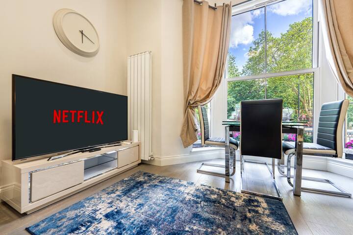 Modern 3-Bed Apartment in Greater London gallery image 2