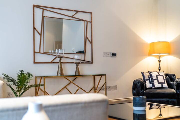 Modern Mayfair Apartment near Hyde Park gallery image 2