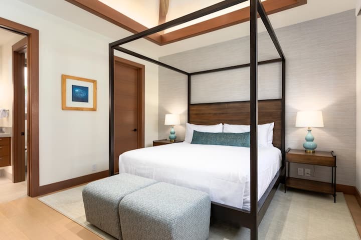 Სტუმრების ფლიგელი 3 ოთხპოსტიანი დიდი საწოლითა და ლოფტით მოპირკეთებული ჭერით.