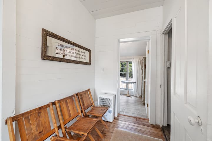 Rustic Charm In Our Quaint Round Top Farmhouse! - Round Top, TX
