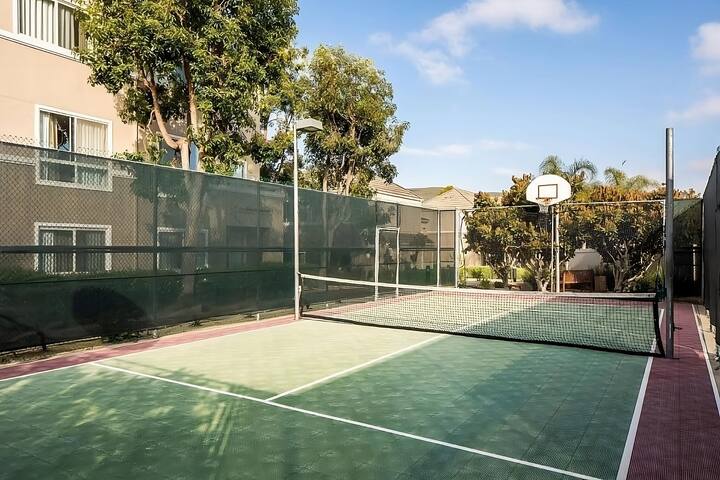 Spacious Suite with a Full Kitchen! Outdoor Pool! gallery image 4