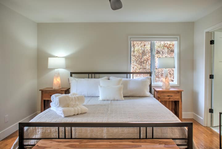 Ngazi kuu - Chumba Kikuu/Chumba cha kulala - Kitanda aina ya King