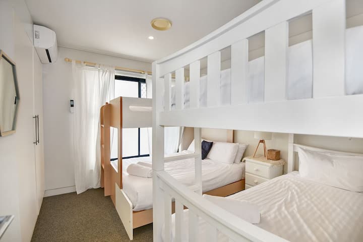Chambre superposée amusante parfaite pour les enfants ou les voyageurs supplémentaires.